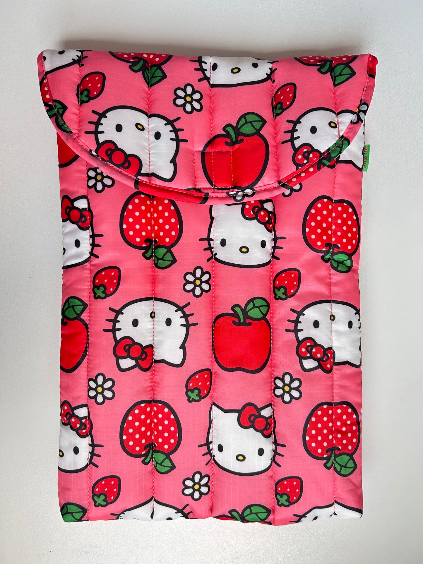 Bolsa Laptop 16” Hello Kitty Manzanas BAGGU