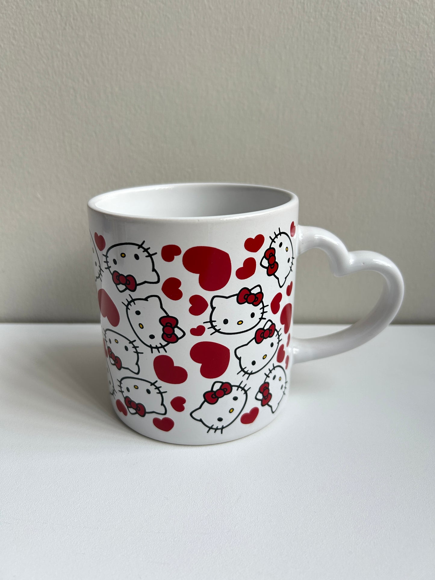 Taza Hello Kitty Corazones rojos ♥️