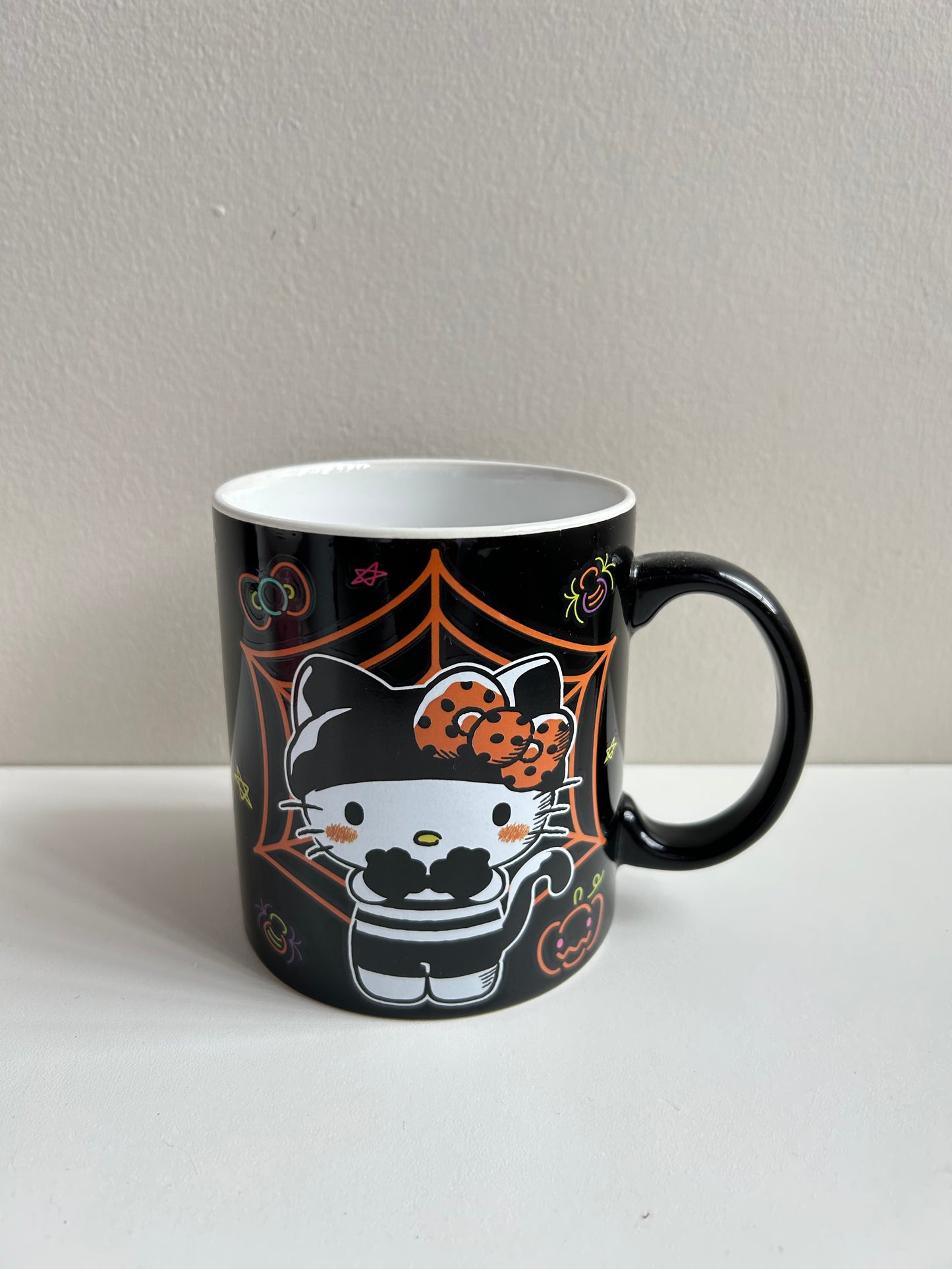 Taza Hello Kitty Trick or Trate Brilla en la Oscuridad