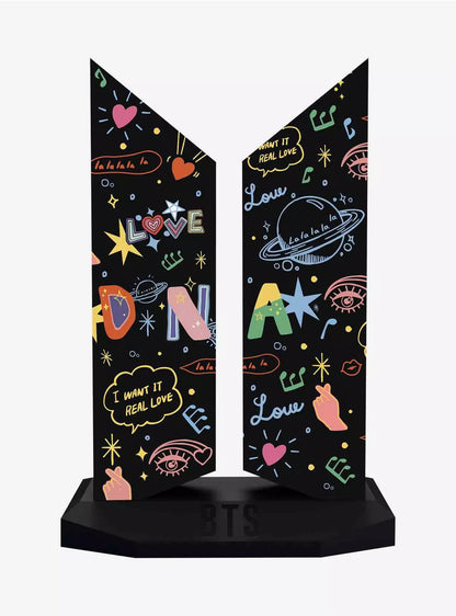 Premium BTS Logo: DNA Edition by Sideshow Collectibles ***Preorden***