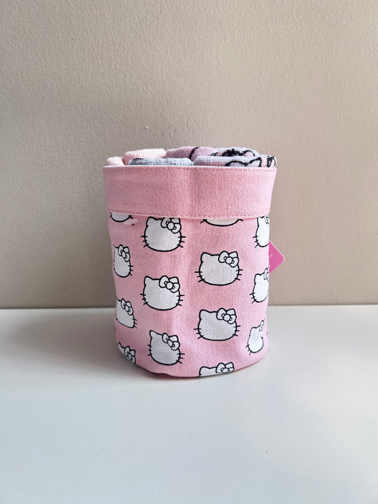 Set De Toallas Con Canastita De Tela Hello Kitty Caritas