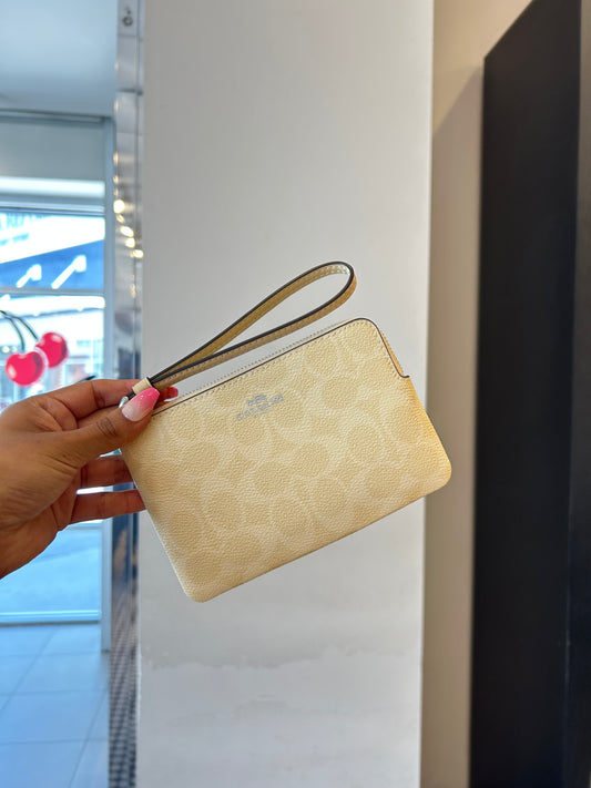Wristlet Amarilla Coach